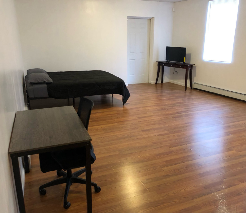 Large apartment, sleeps up to 10 people comfortably, direct NYC Manhattan train only 5 minute walk away