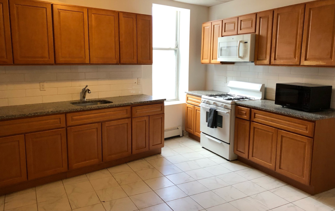 Large apartment, sleeps up to 10 people comfortably, direct NYC Manhattan train only 5 minute walk away