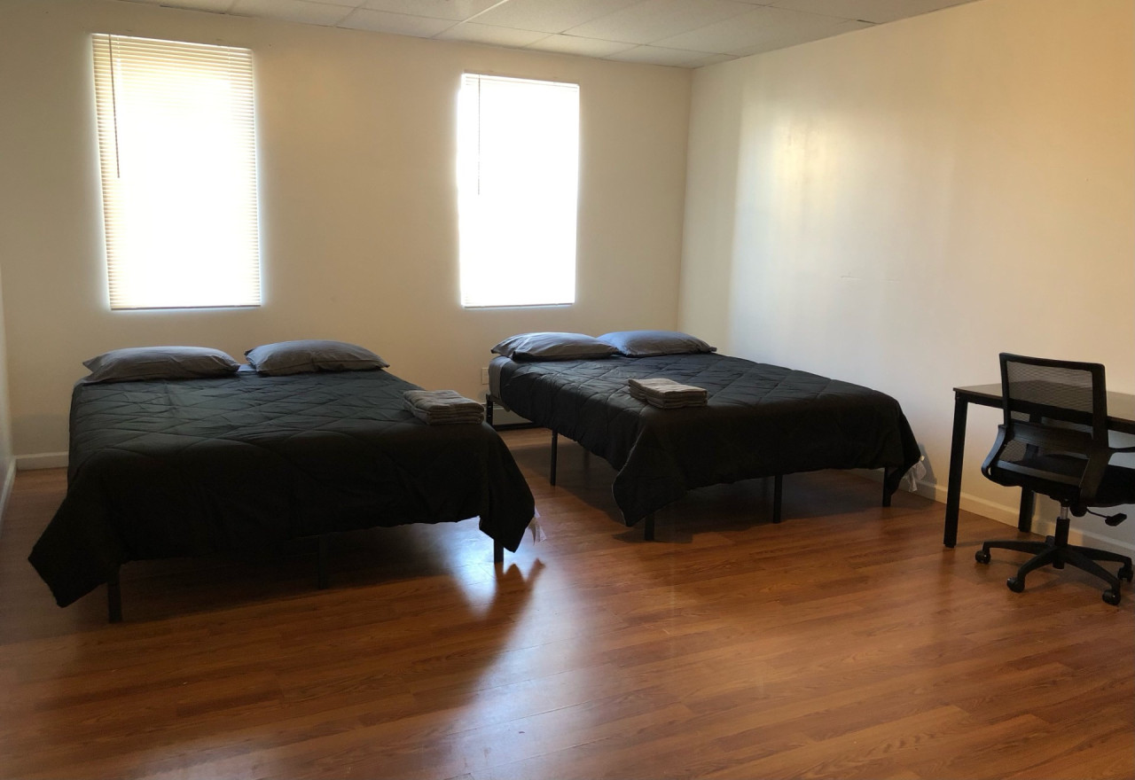 Large apartment, sleeps up to 10 people comfortably, direct NYC Manhattan train only 5 minute walk away