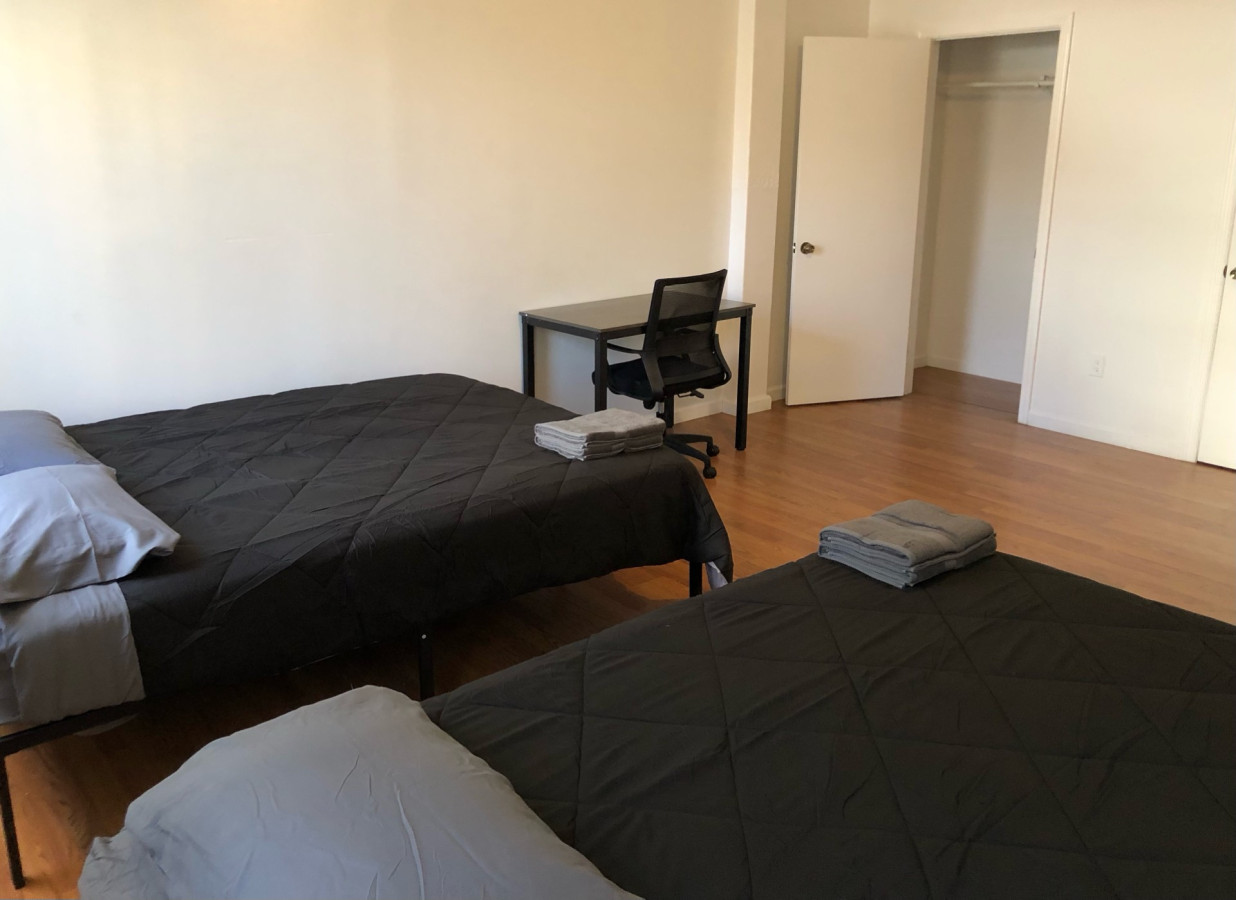 Large apartment, sleeps up to 10 people comfortably, direct NYC Manhattan train only 5 minute walk away