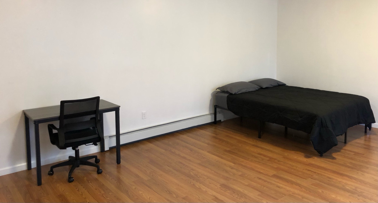 Large apartment, sleeps up to 10 people comfortably, direct NYC Manhattan train only 5 minute walk away