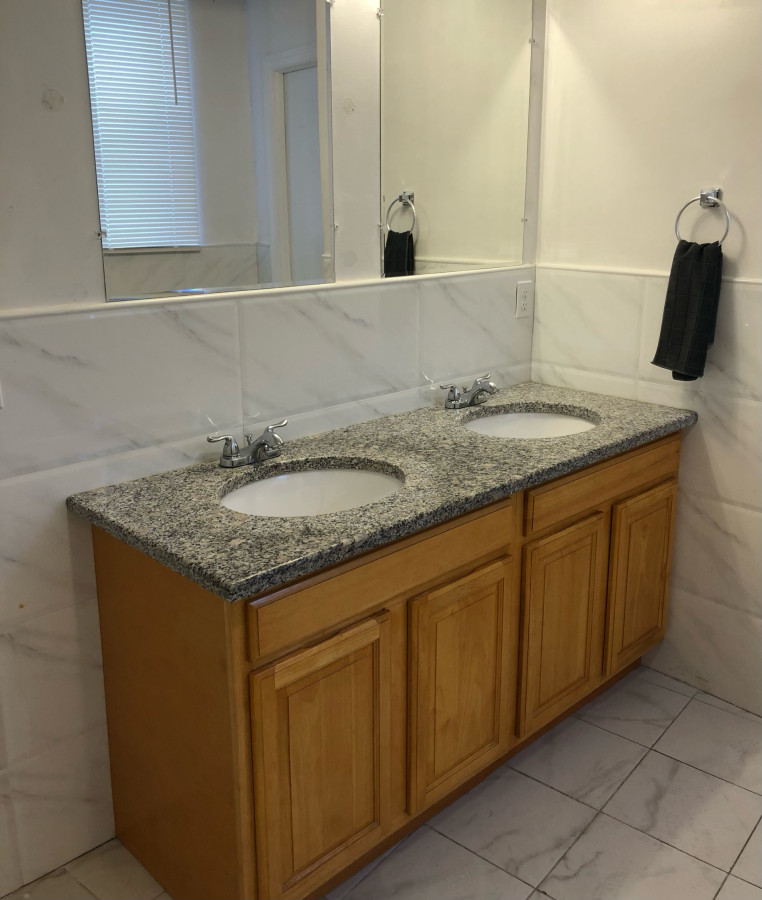 Large apartment, sleeps up to 10 people comfortably, direct NYC Manhattan train only 5 minute walk away