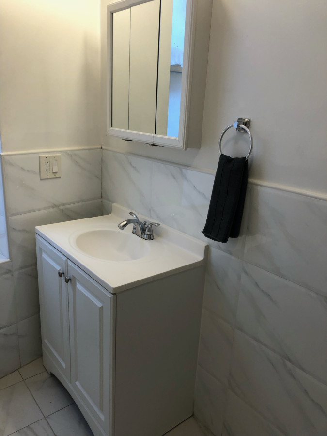 Large apartment, sleeps up to 10 people comfortably, direct NYC Manhattan train only 5 minute walk away