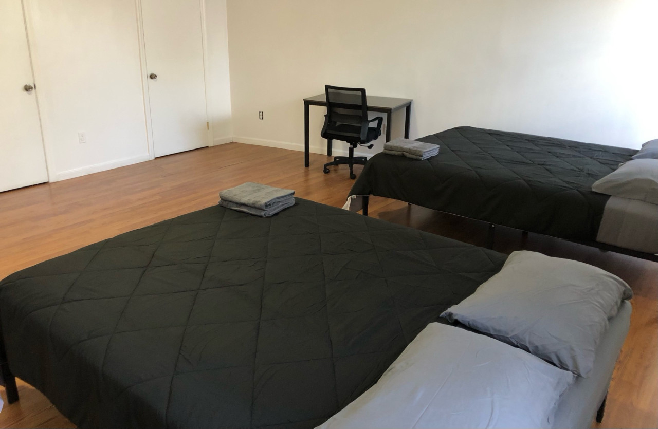 Large apartment, sleeps up to 10 people comfortably, direct NYC Manhattan train only 5 minute walk away