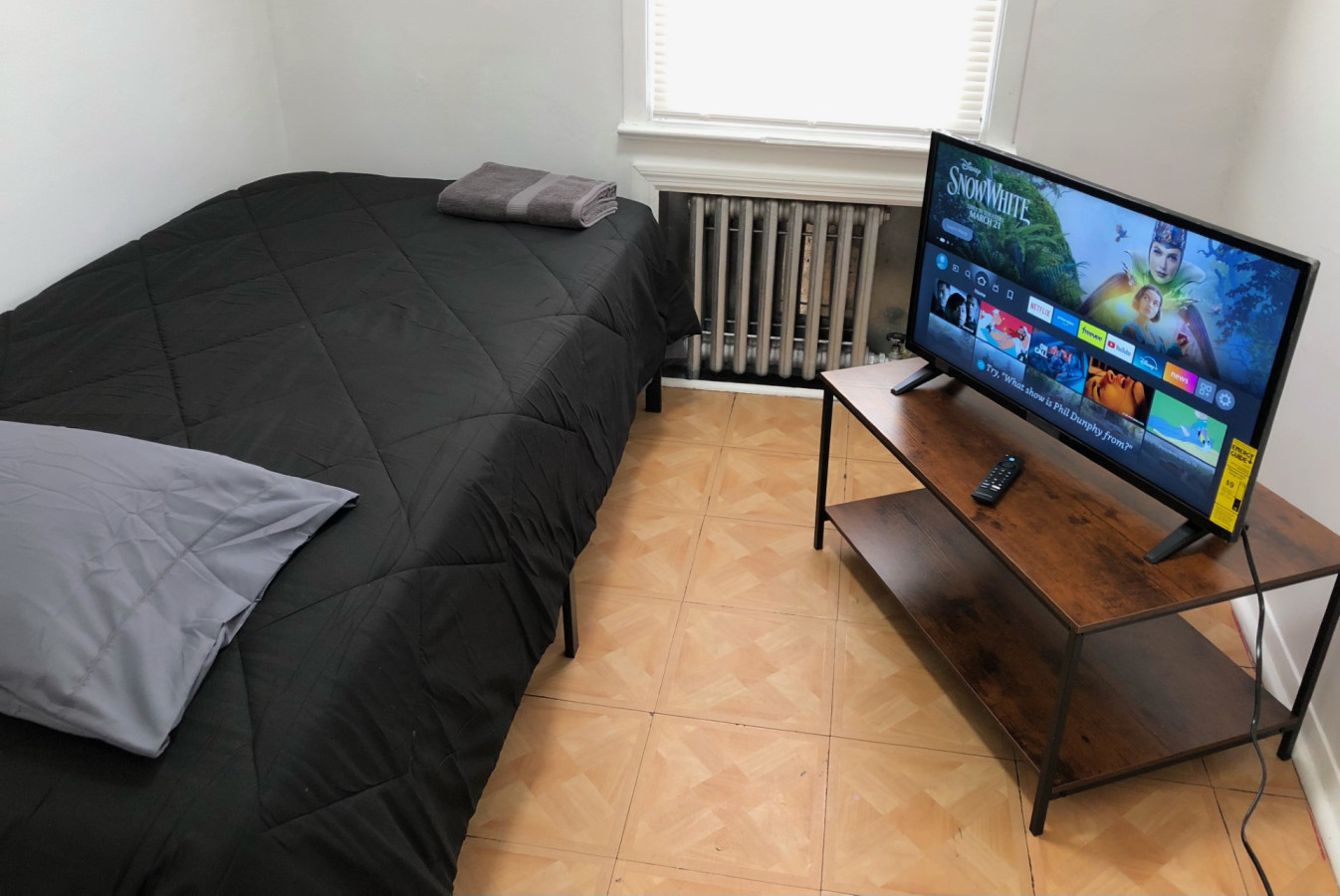 Private house with 3 bedrooms and 1 bathroom, free parking, convenient to NYC Manhattan bus and train