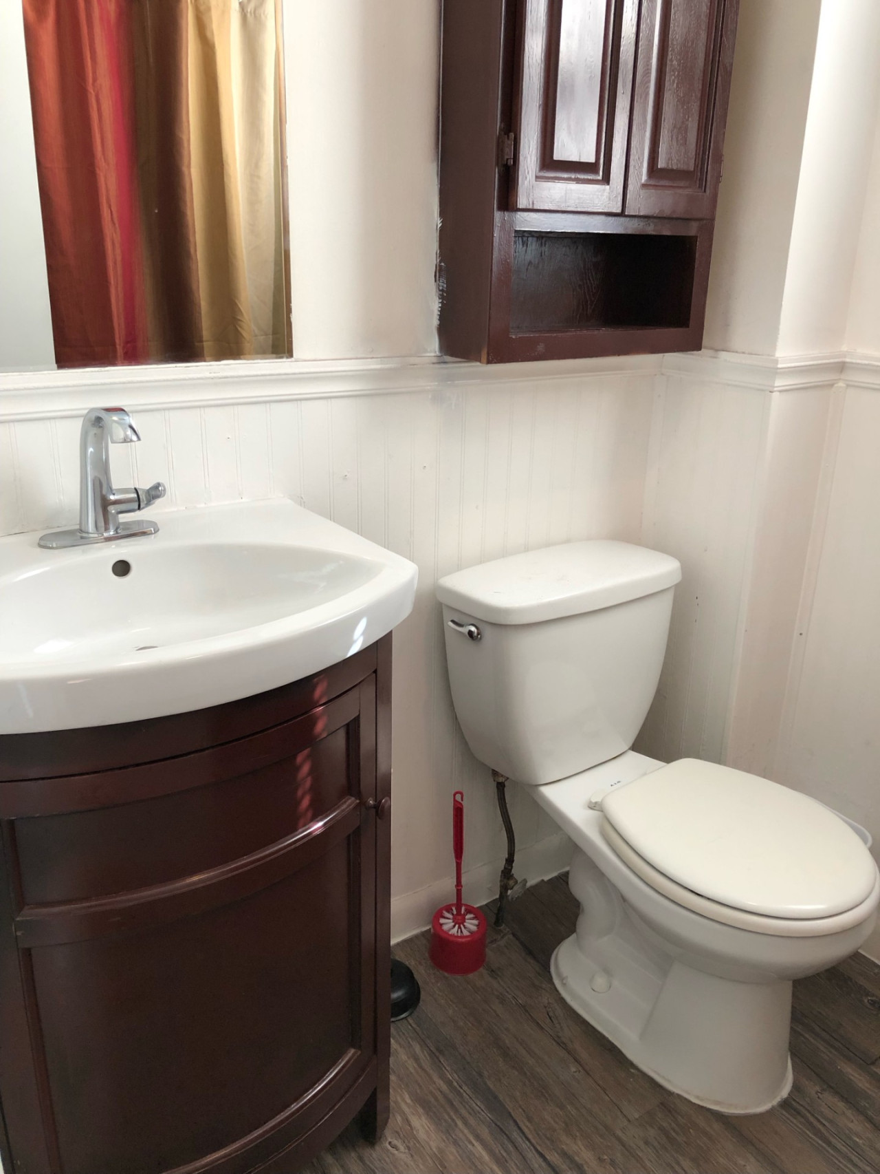Private house with 3 bedrooms and 1 bathroom, free parking, convenient to NYC Manhattan bus and train