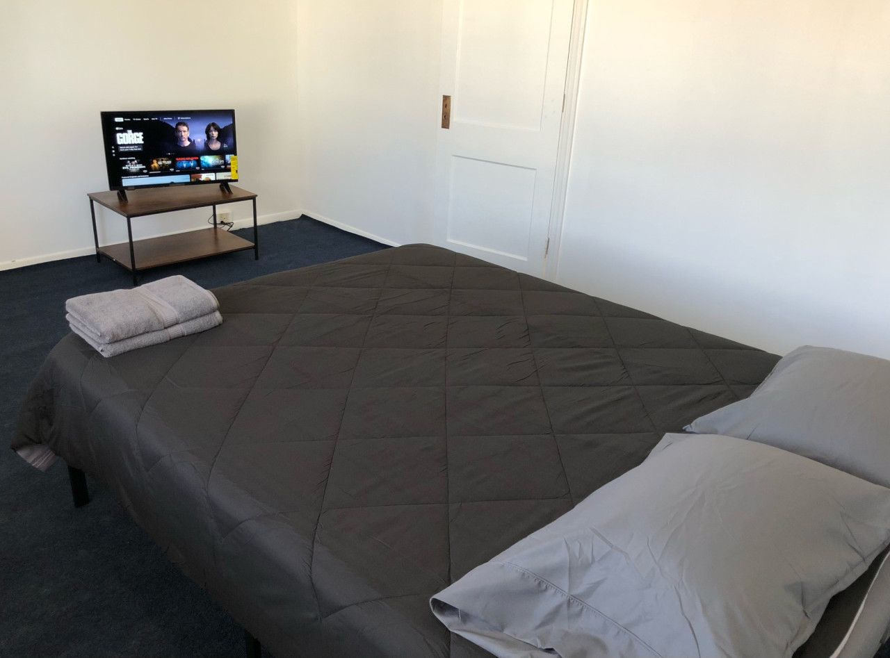 Private house with 3 bedrooms and 1 bathroom, free parking, convenient to NYC Manhattan bus and train