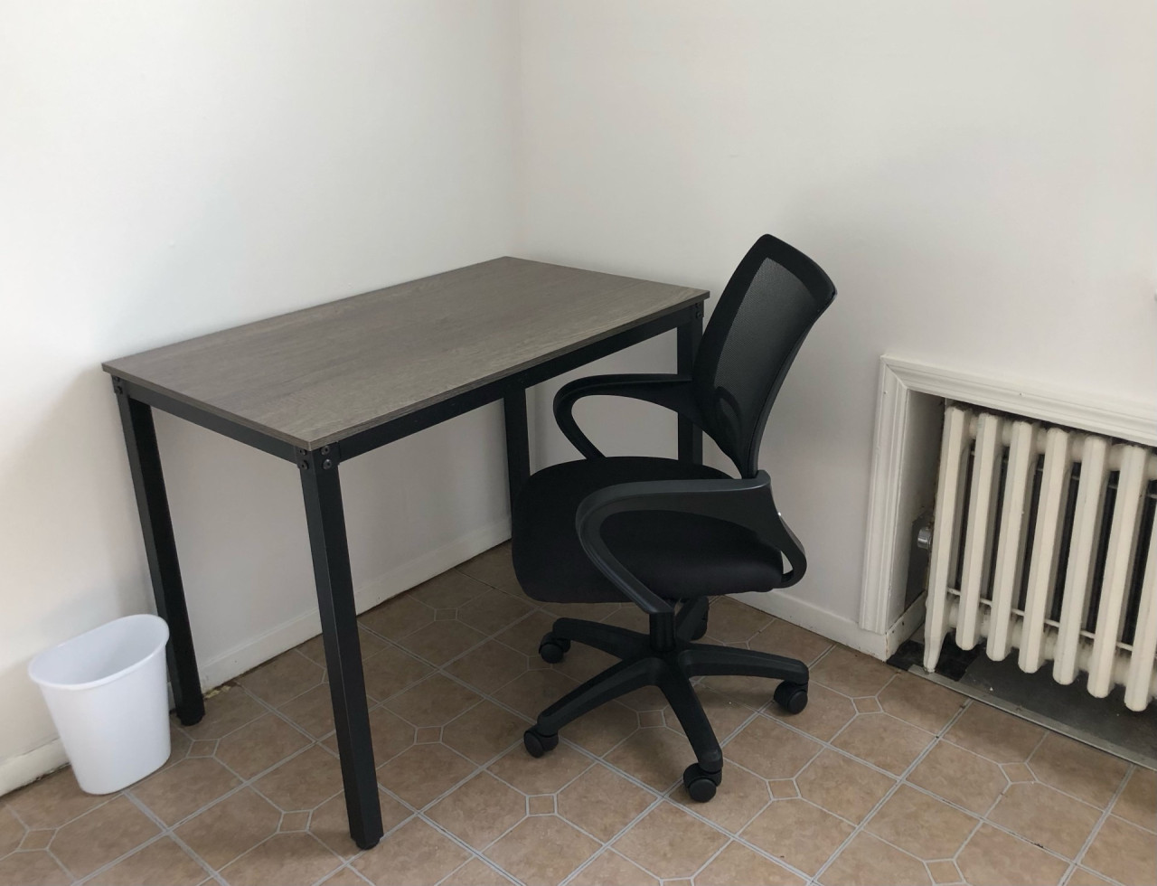 Private house with 3 bedrooms and 1 bathroom, free parking, convenient to NYC Manhattan bus and train