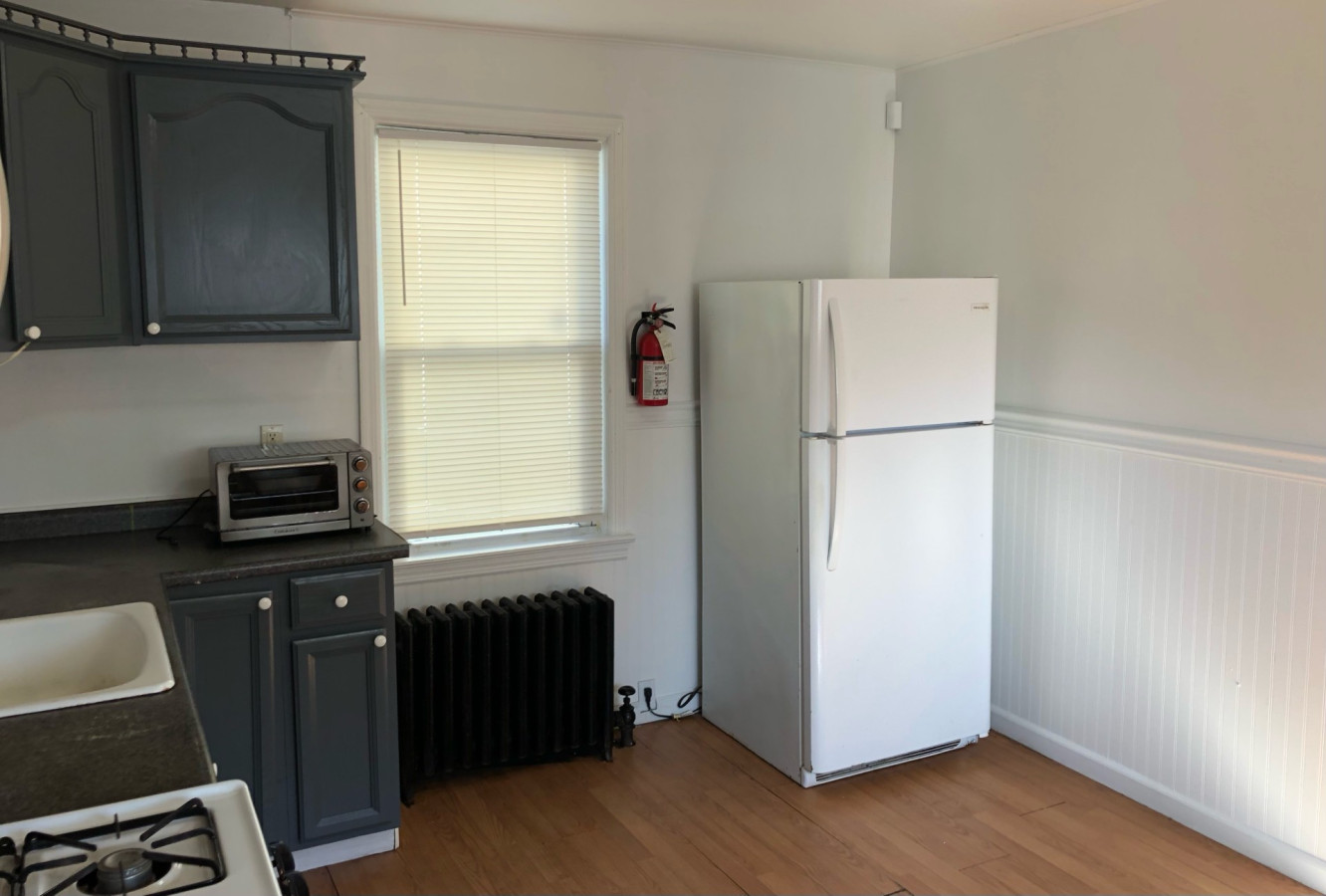 Private house with 3 bedrooms and 1 bathroom, free parking, convenient to NYC Manhattan bus and train
