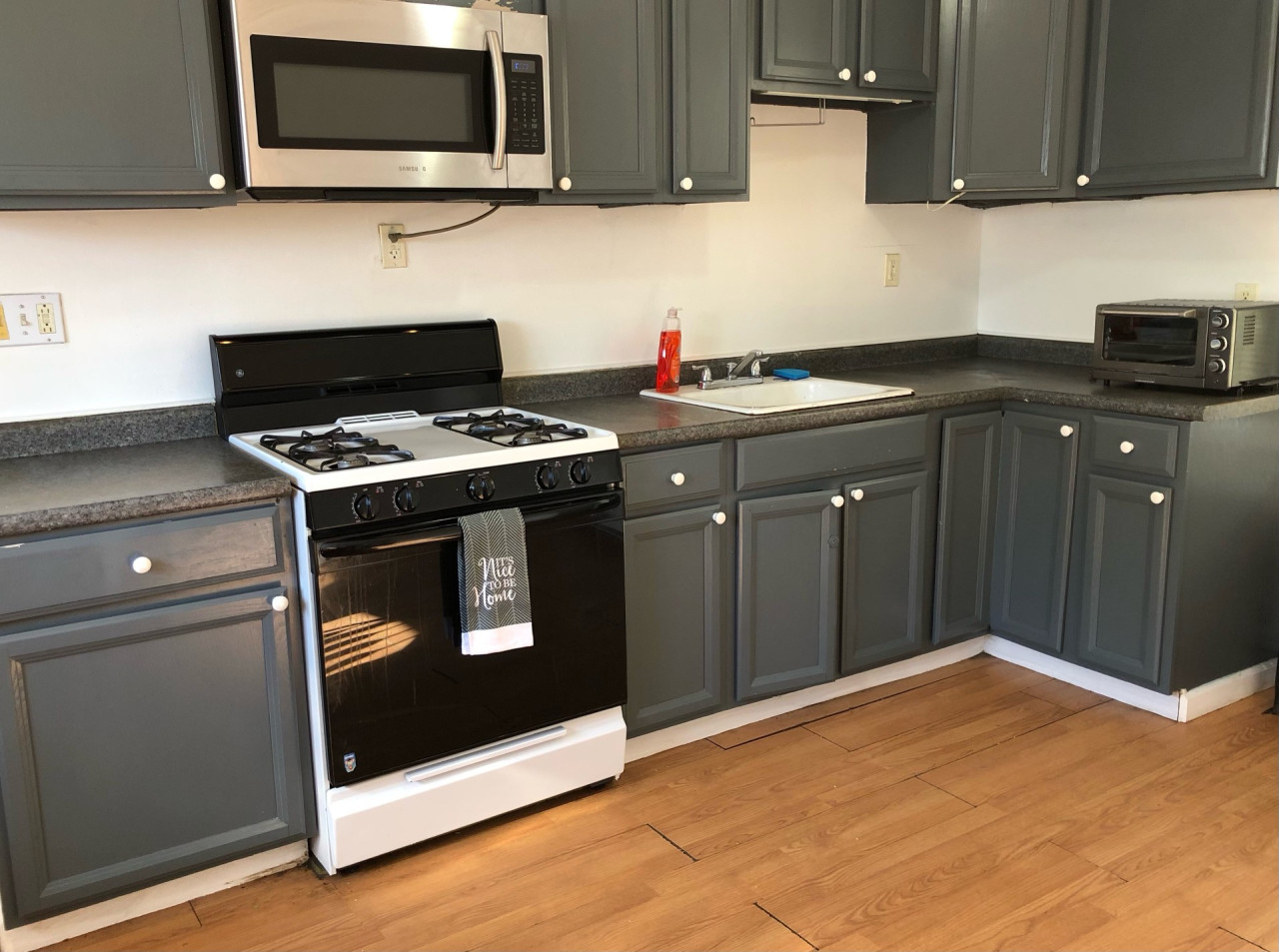 Private house with 3 bedrooms and 1 bathroom, free parking, convenient to NYC Manhattan bus and train