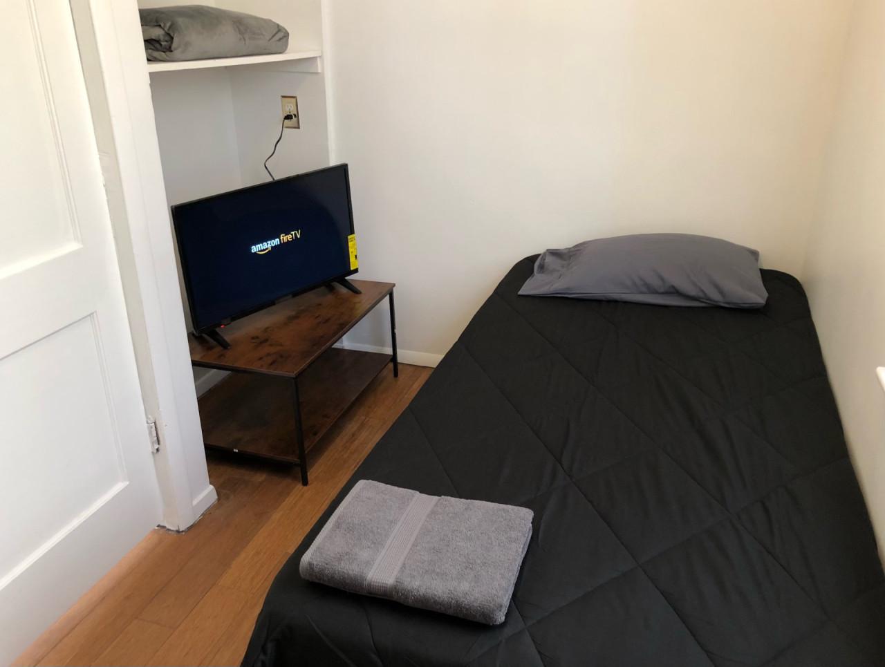 Private house with 3 bedrooms and 1 bathroom, free parking, convenient to NYC Manhattan bus and train