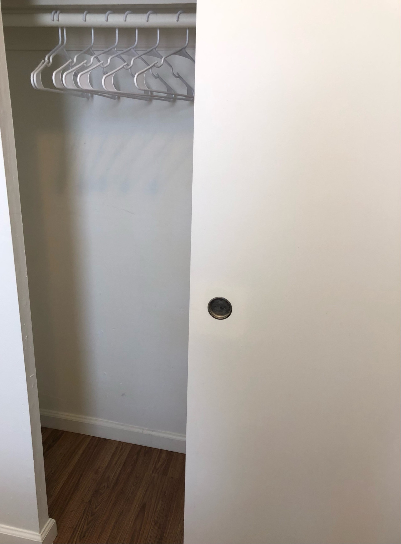 Private one-bedroom and one-bathroom apartment with private street entrance in convenient area