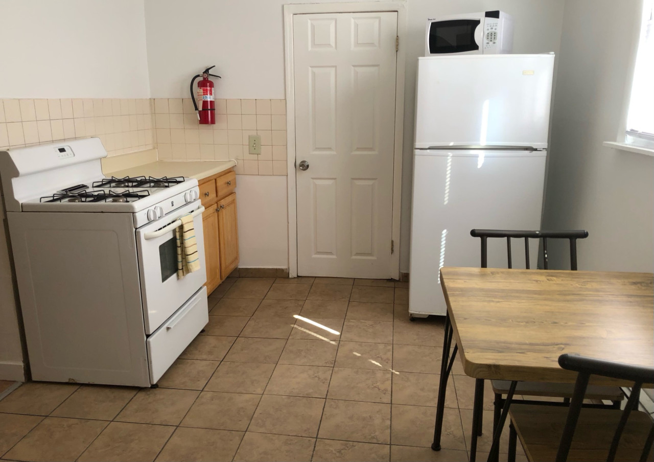 Private one-bedroom and one-bathroom apartment with private street entrance in convenient area