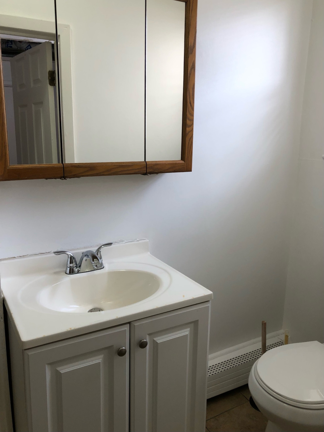 Private one-bedroom and one-bathroom apartment with private street entrance in convenient area
