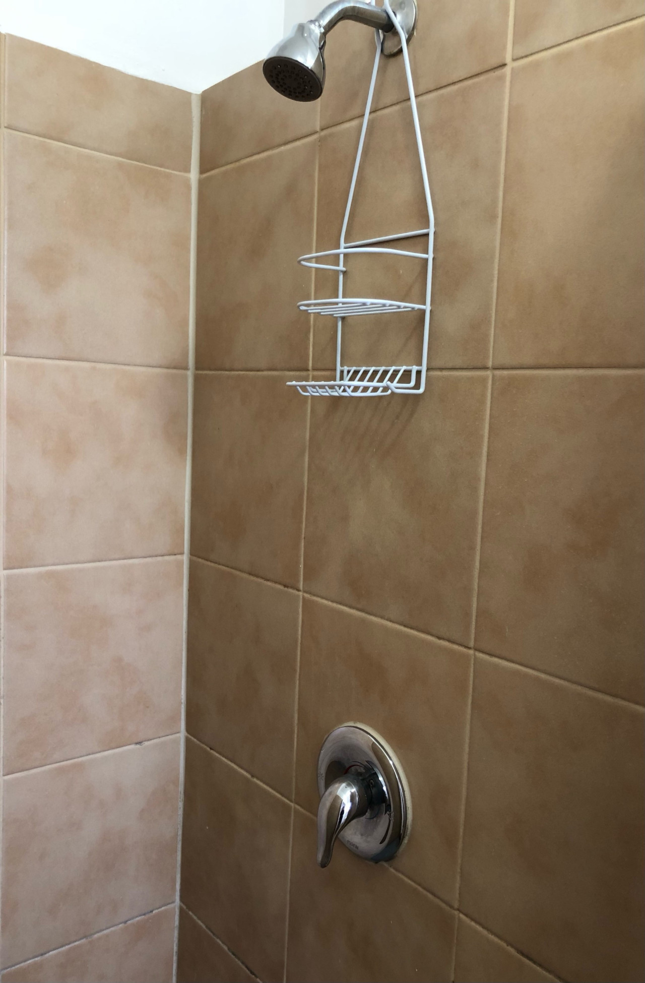 Private one-bedroom and one-bathroom apartment with private street entrance in convenient area