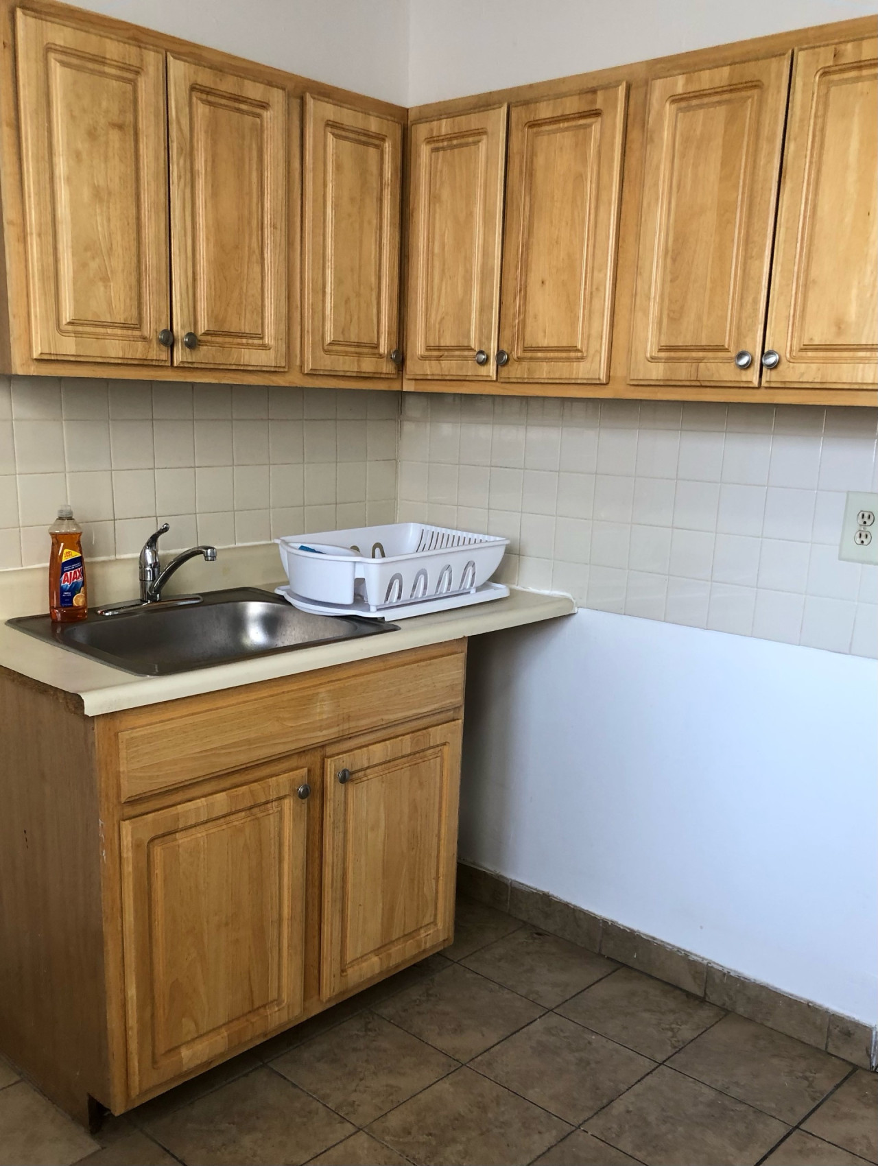 Private one-bedroom and one-bathroom apartment with private street entrance in convenient area