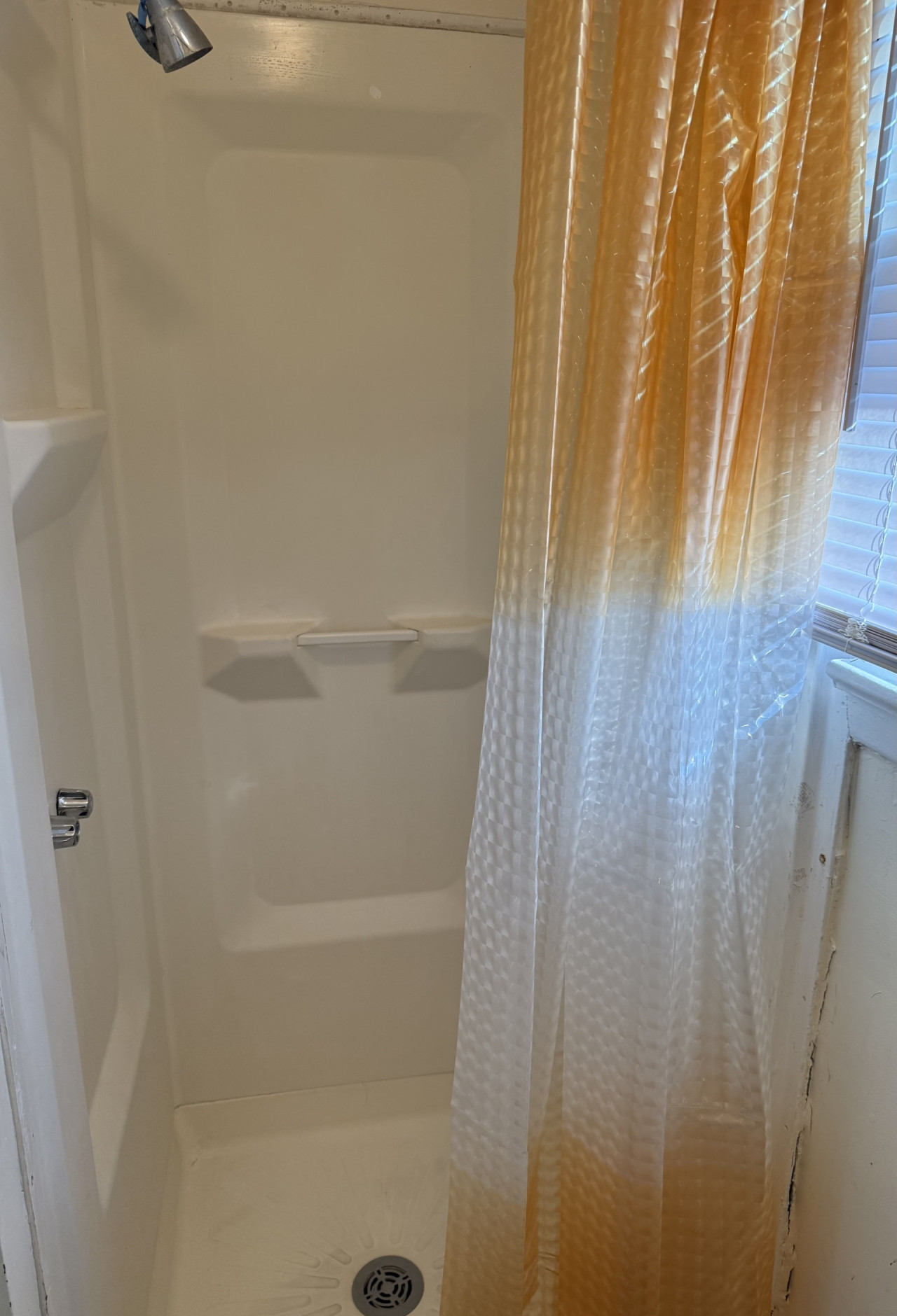 Private one-bedroom and one-bathroom apartment, private street entrance in convenient area