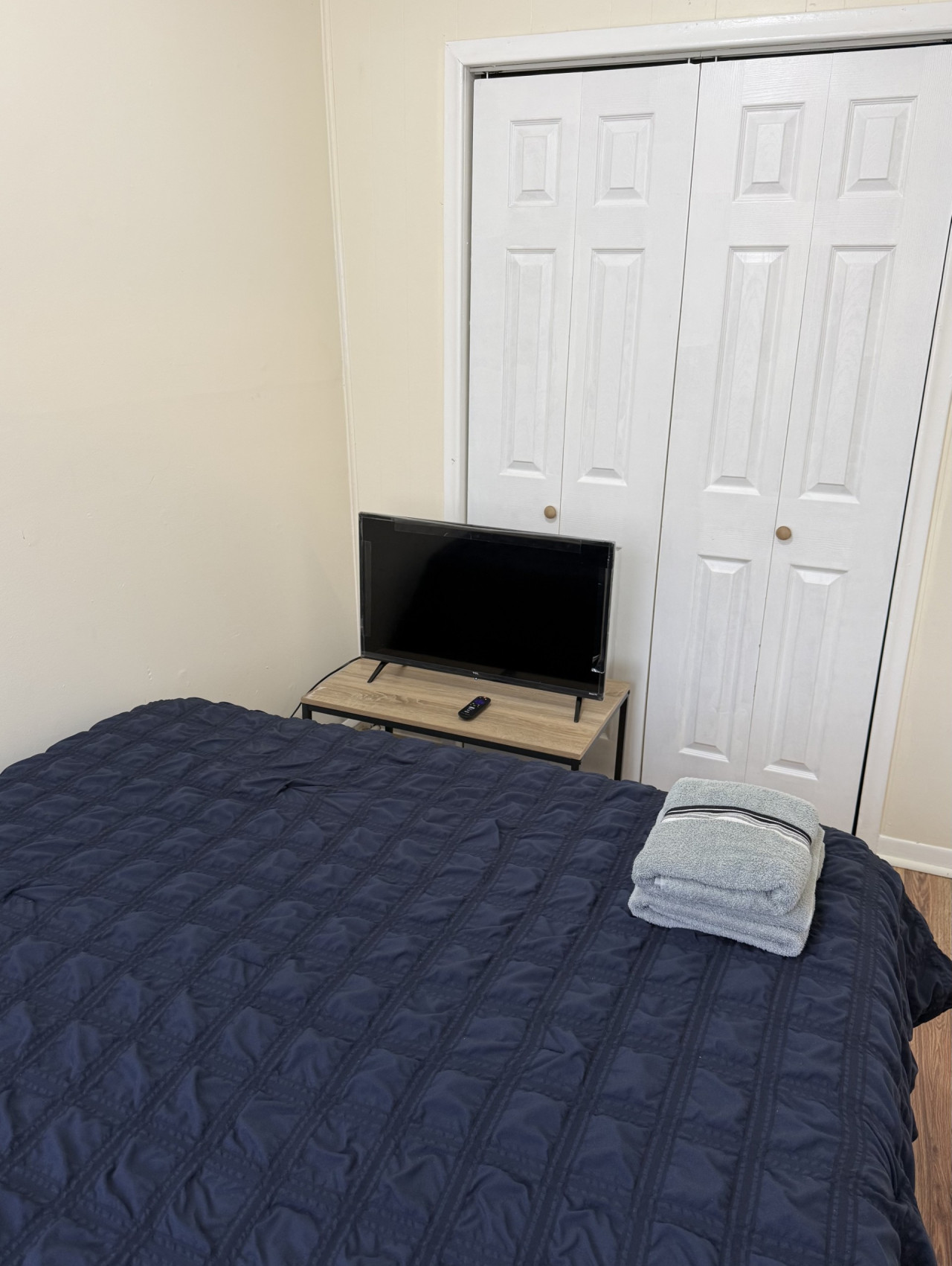 Private one-bedroom and one-bathroom apartment, private street entrance in convenient area