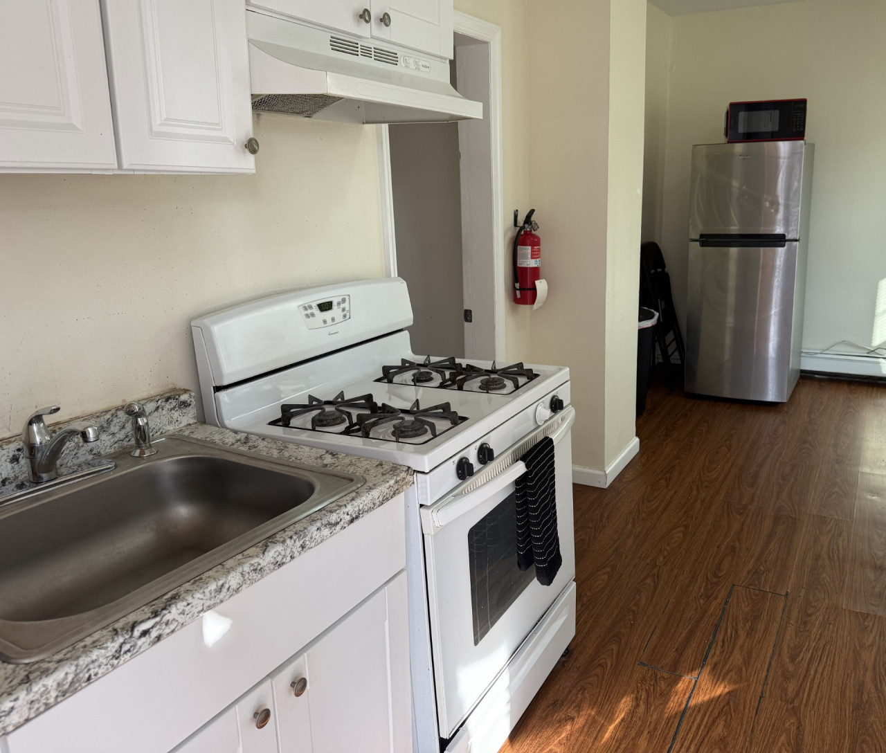 Private one-bedroom and one-bathroom apartment, private street entrance in convenient area
