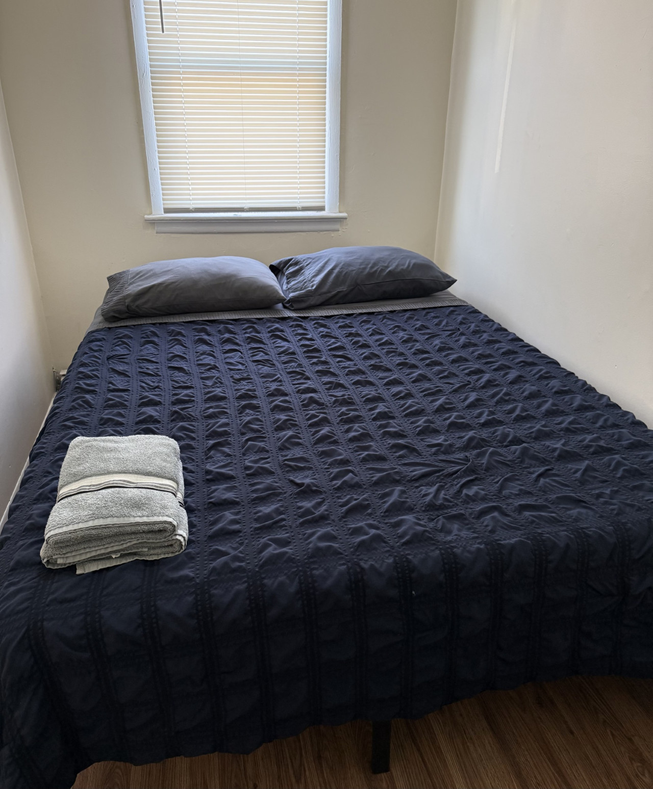 Private one-bedroom and one-bathroom apartment, private street entrance in convenient area