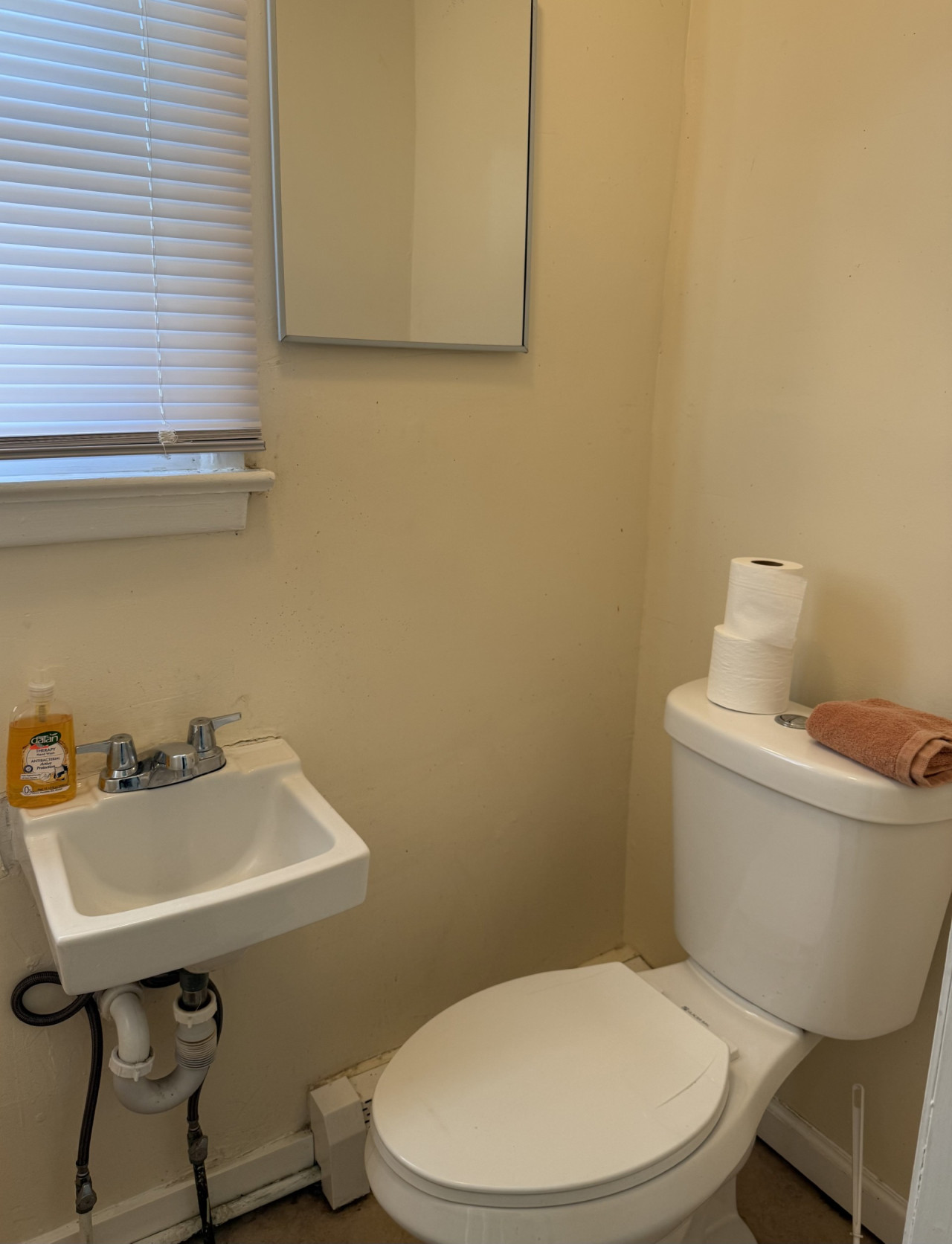 Private one-bedroom and one-bathroom apartment, private street entrance in convenient area