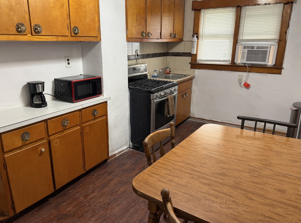 Private 1 bedroom and 1 bathroom house in a quiet area and convenient to NYC bus and train