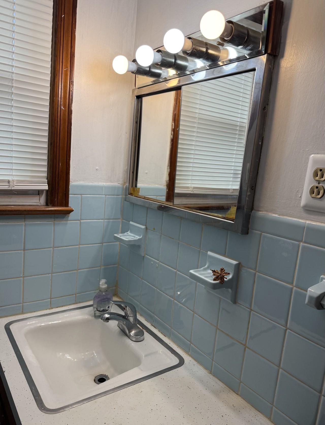 Private 1 bedroom and 1 bathroom house in a quiet area and convenient to NYC bus and train