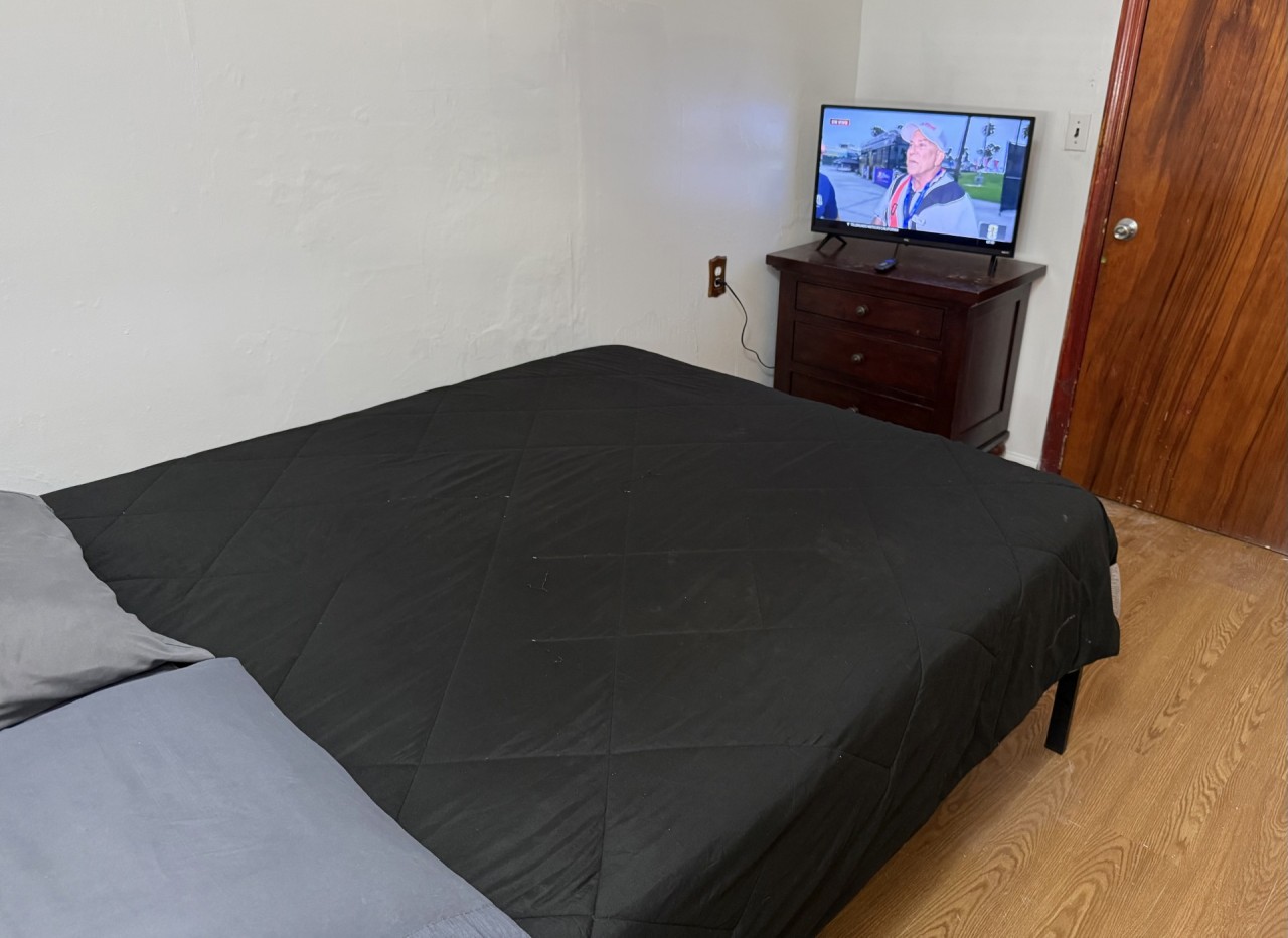 Private 1 bedroom and 1 bathroom house in a quiet area and convenient to NYC bus and train