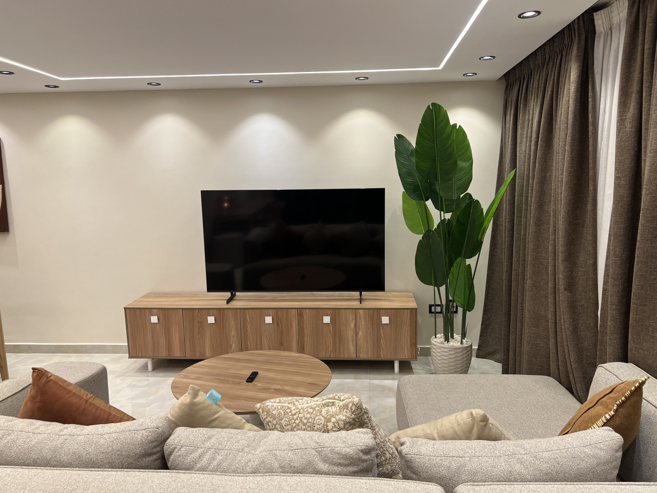 Stylish 3 Bedroom Modern Stay in October – By Kemetland