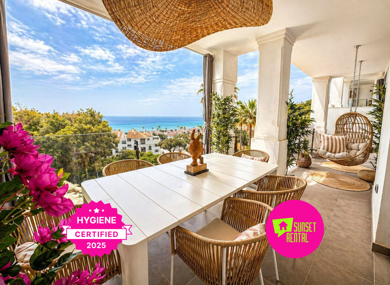 Elegant apartment with sea view and three pools in Manilva