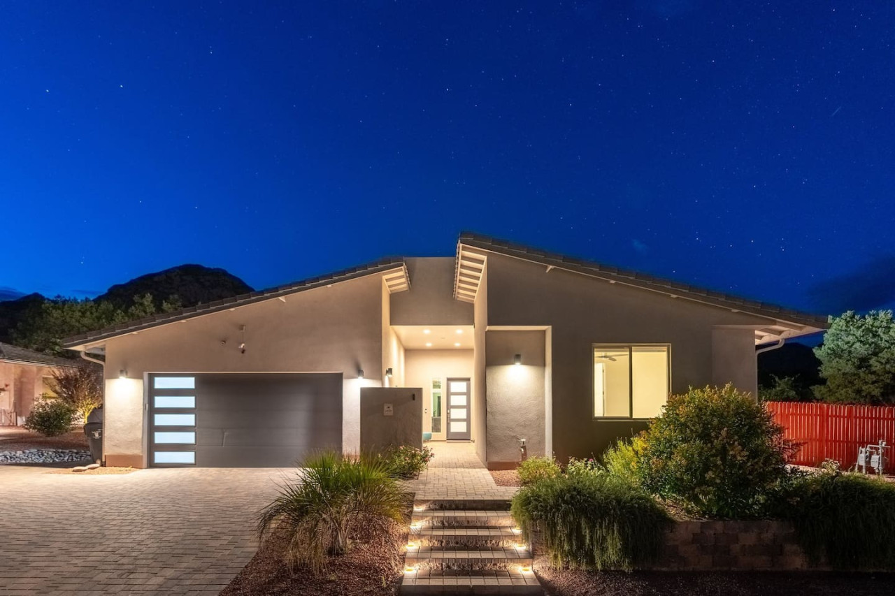 Luxury Sedona: Deck, Views, Hot Tub & Game Room