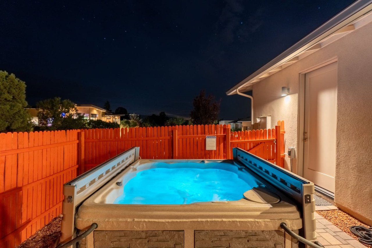 Luxury Sedona: Deck, Views, Hot Tub & Game Room