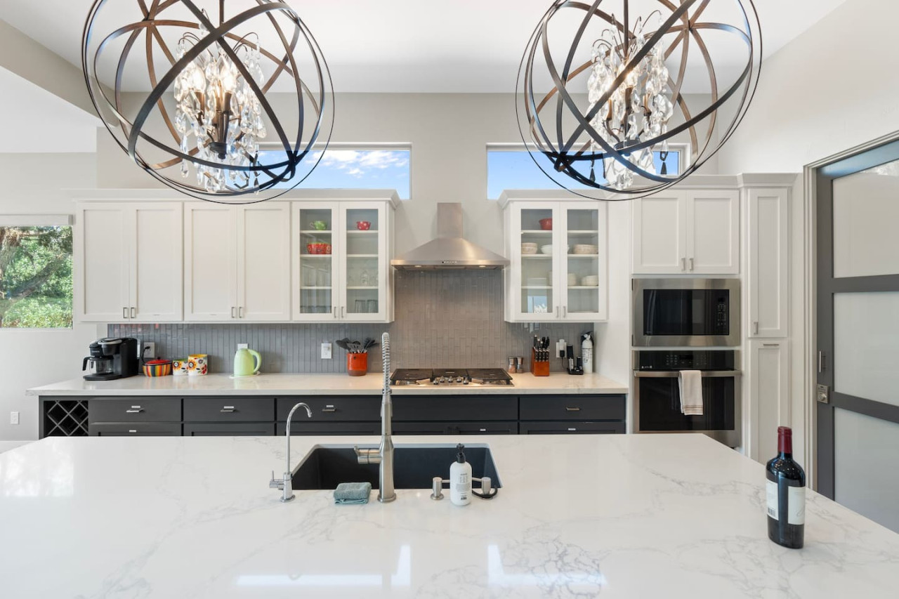 Luxury Sedona: Deck, Views, Hot Tub & Game Room