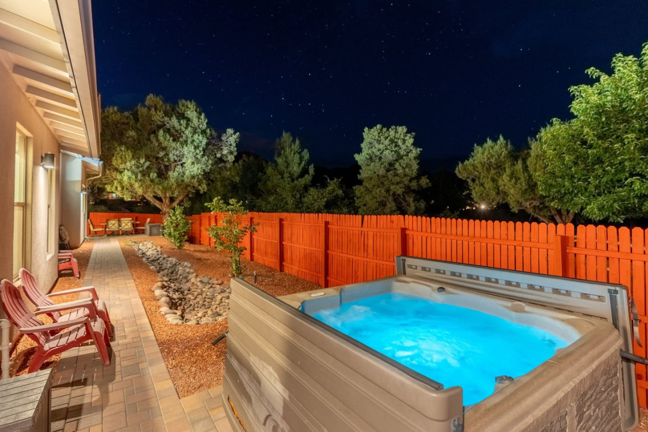 Luxury Sedona: Deck, Views, Hot Tub & Game Room