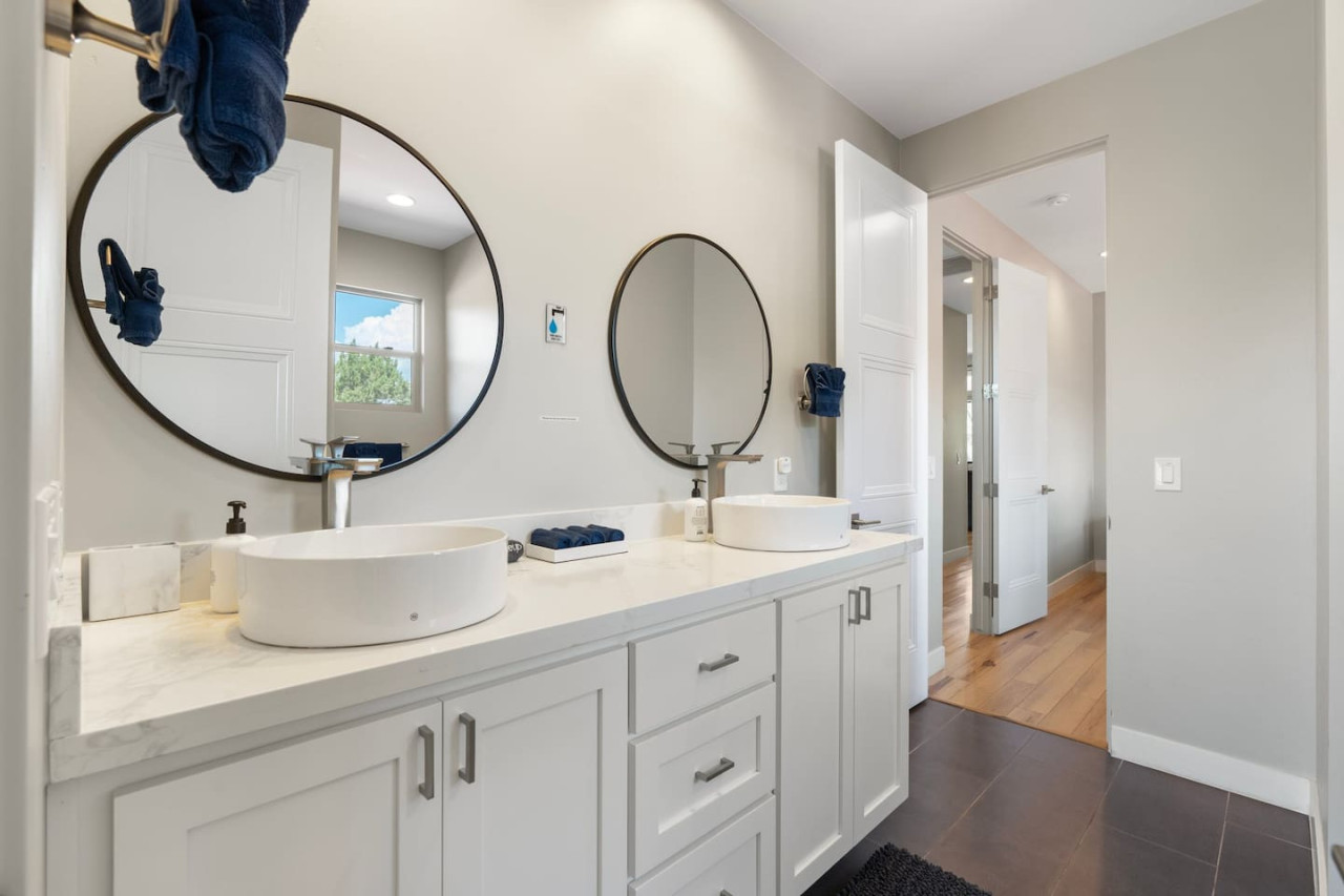 Luxury Sedona: Deck, Views, Hot Tub & Game Room