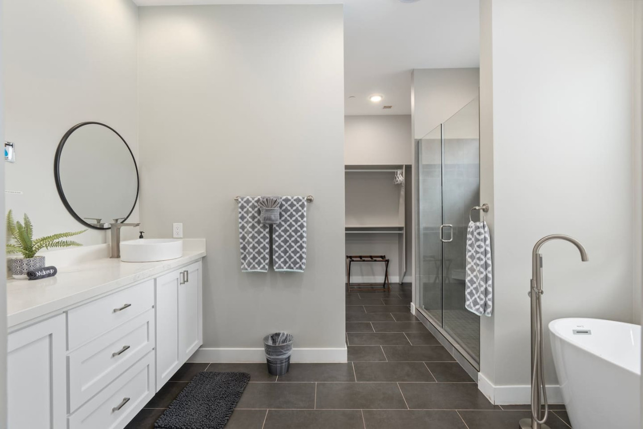 Luxury Sedona: Deck, Views, Hot Tub & Game Room