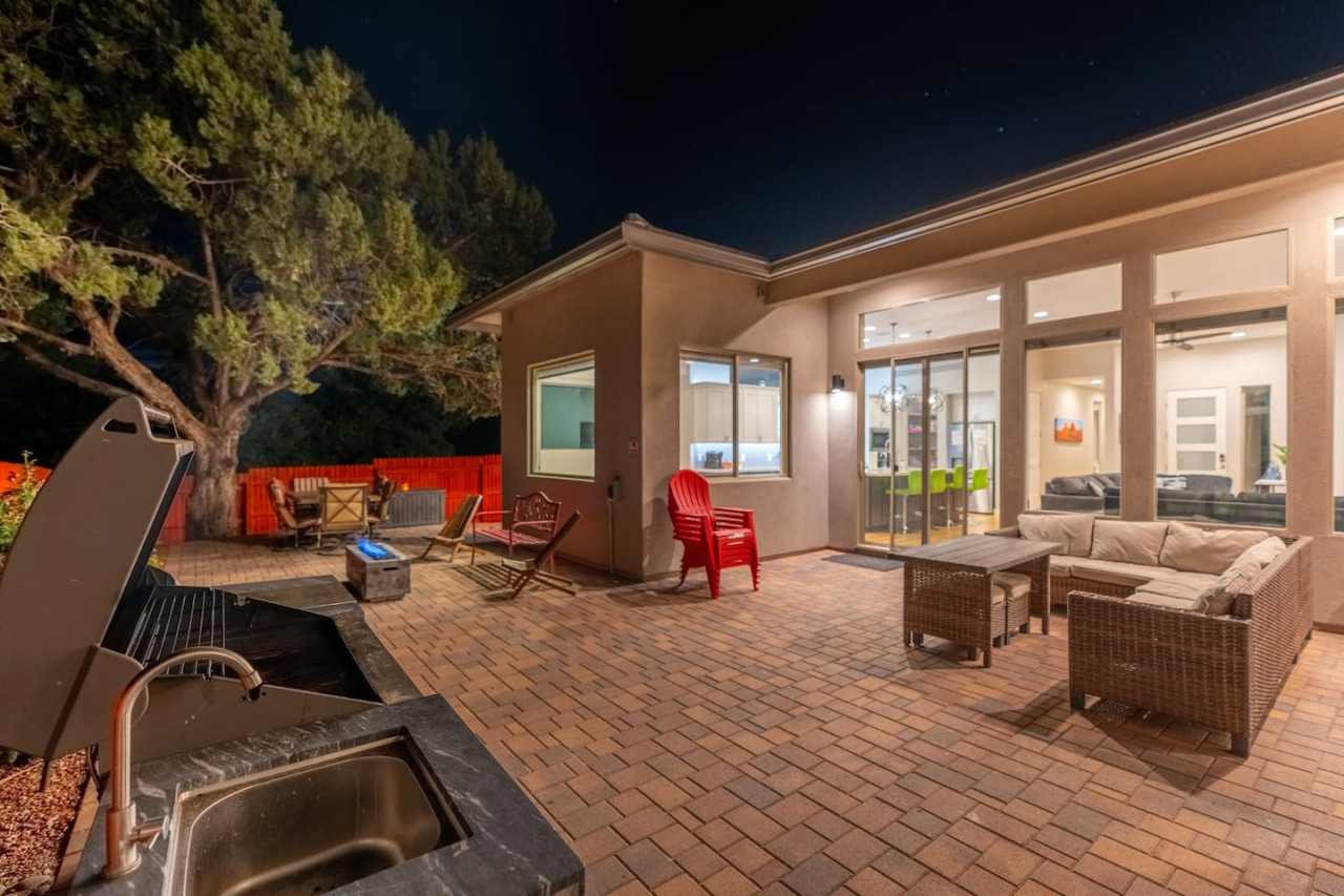 Luxury Sedona: Deck, Views, Hot Tub & Game Room