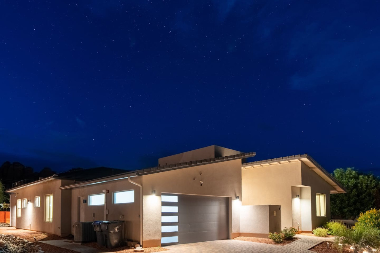 Luxury Sedona: Deck, Views, Hot Tub & Game Room