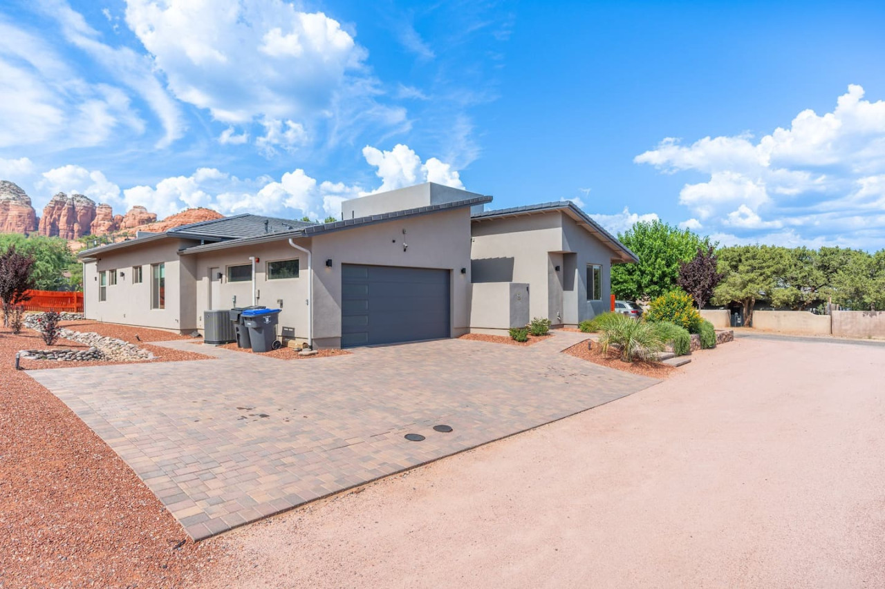 Luxury Sedona: Deck, Views, Hot Tub & Game Room