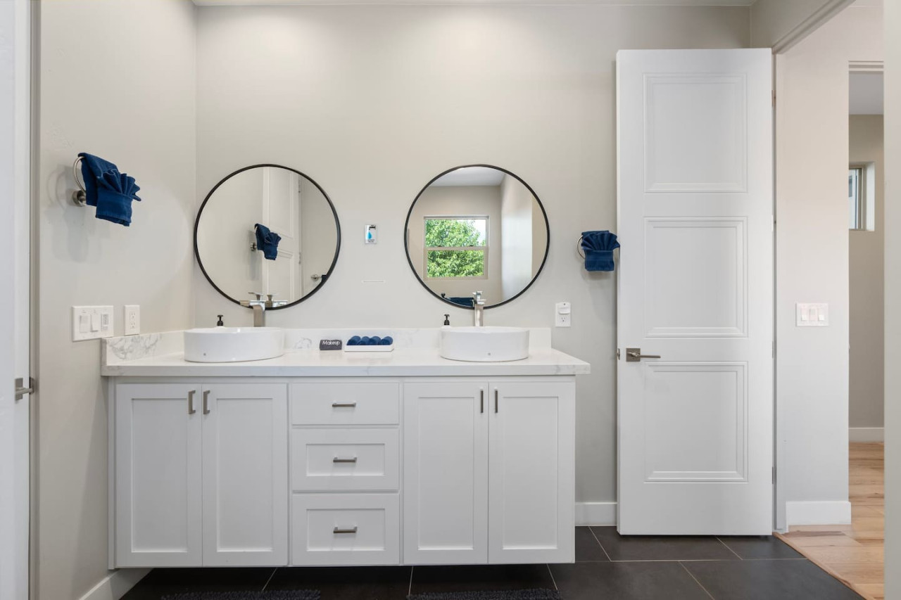 Luxury Sedona: Deck, Views, Hot Tub & Game Room