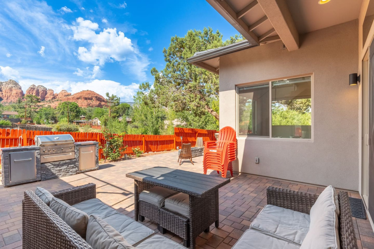 Luxury Sedona: Deck, Views, Hot Tub & Game Room