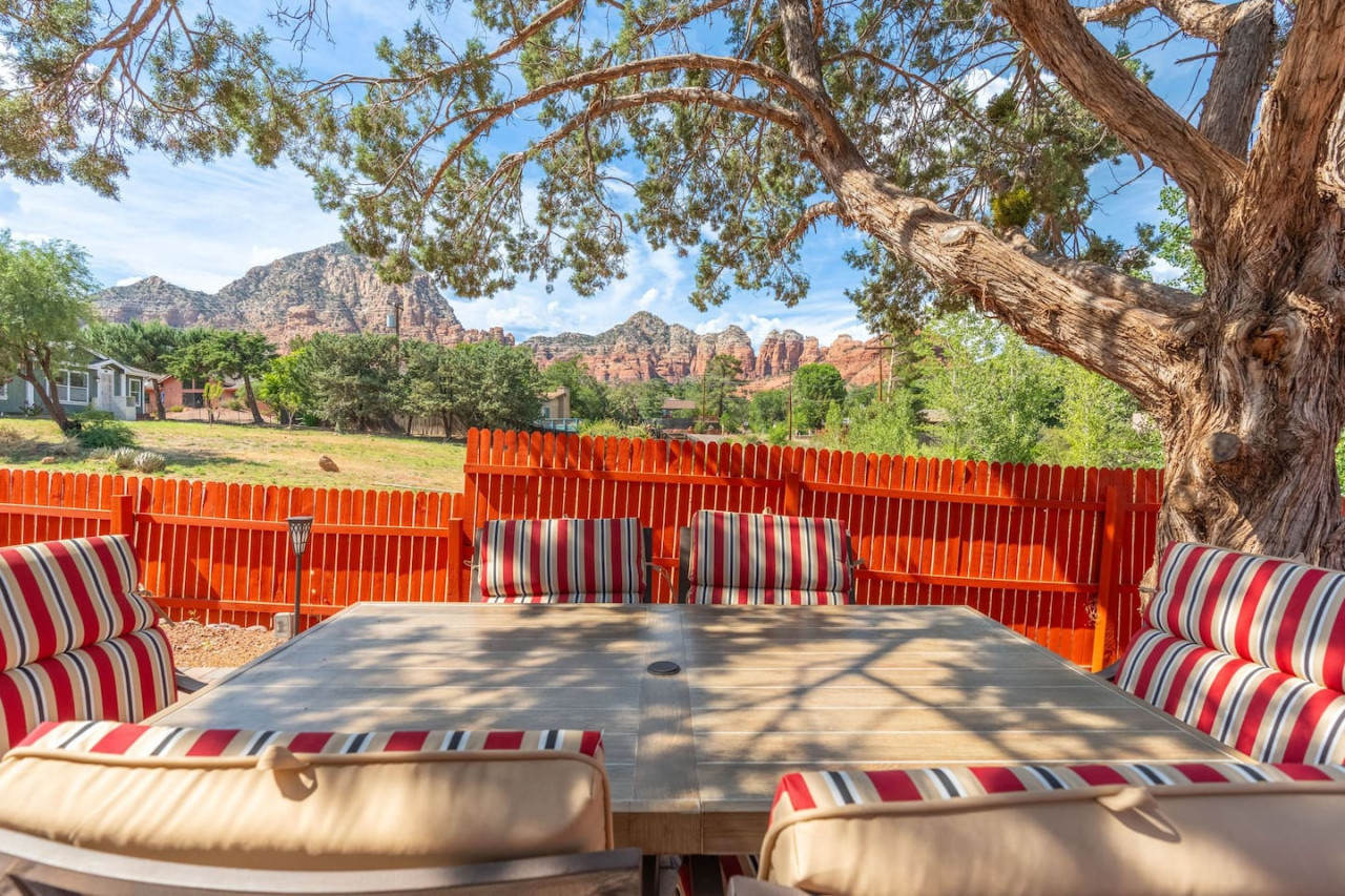 Luxury Sedona: Deck, Views, Hot Tub & Game Room