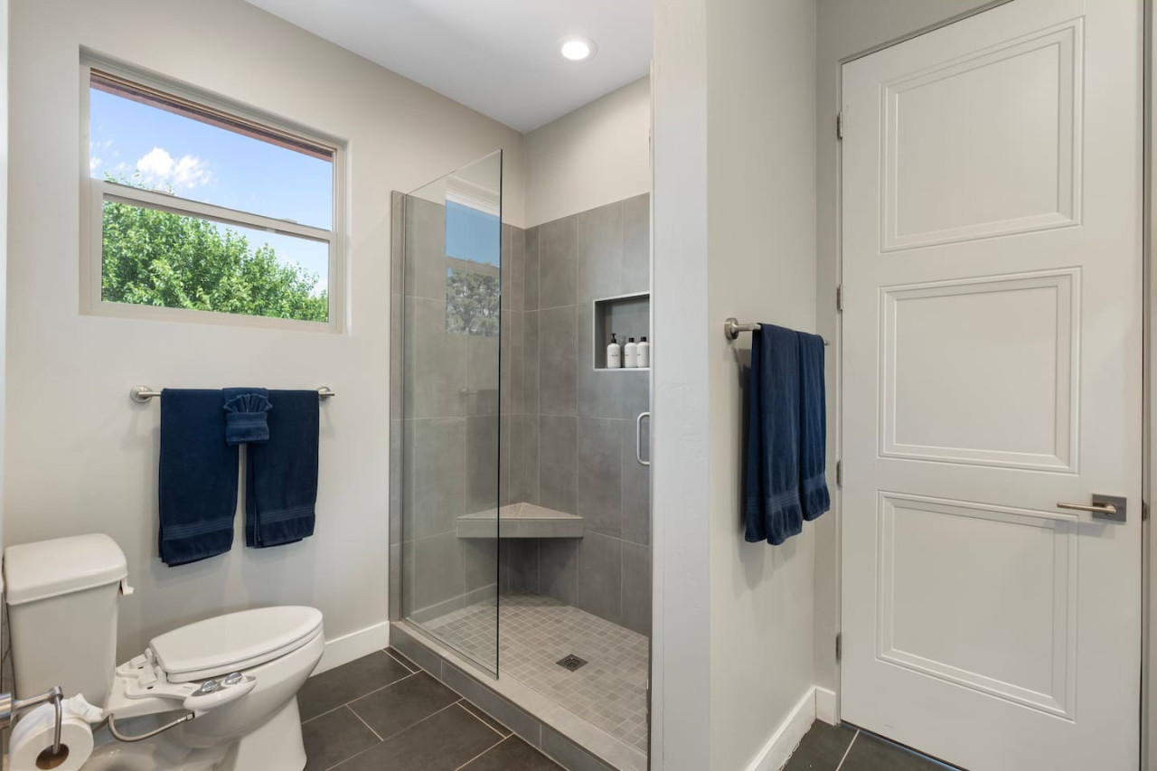 Luxury Sedona: Deck, Views, Hot Tub & Game Room