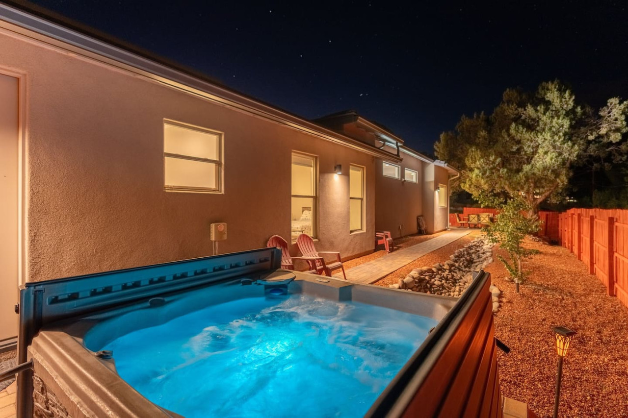 Luxury Sedona: Deck, Views, Hot Tub & Game Room