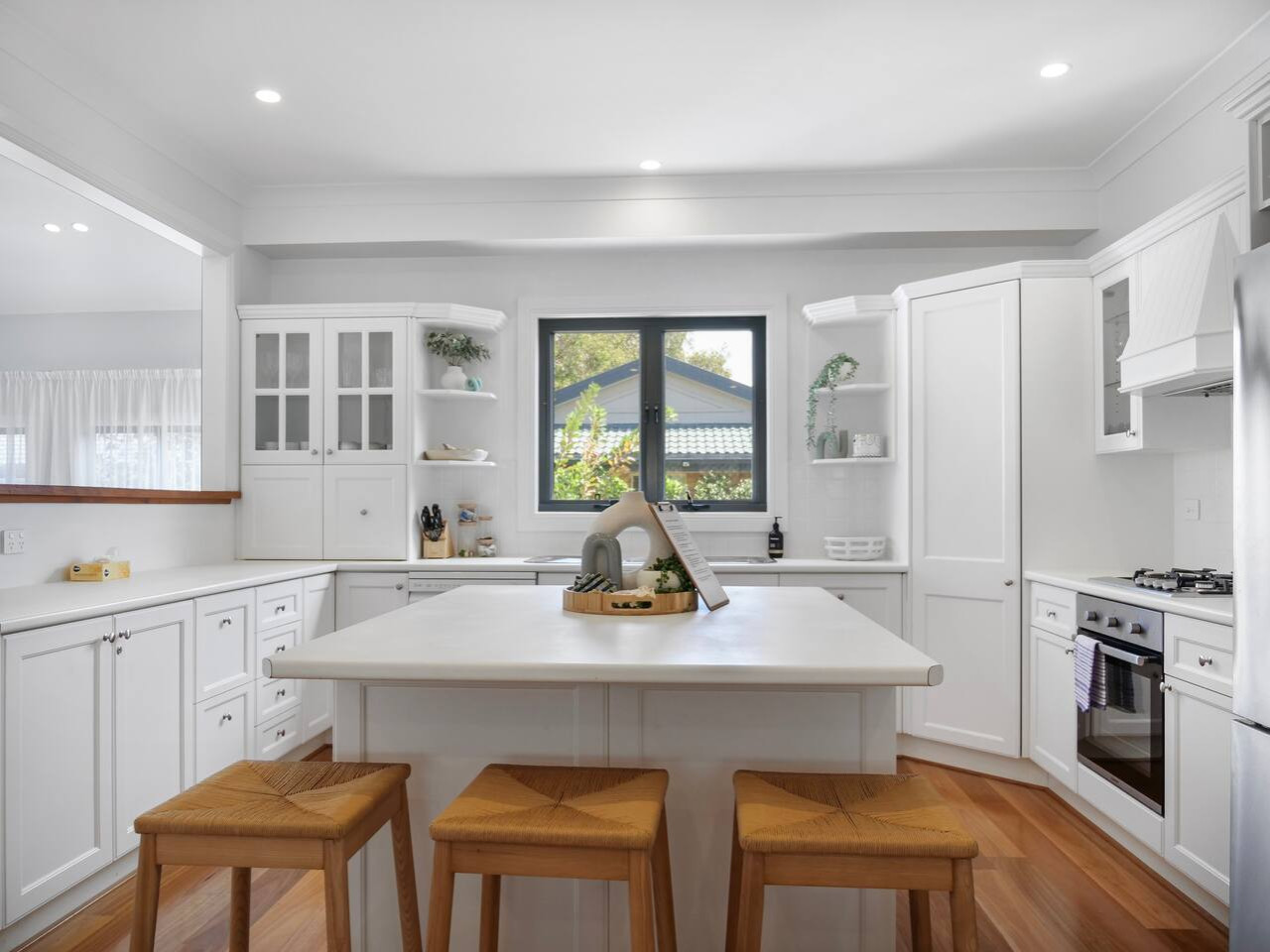 Versatile counter table with 3 stools.