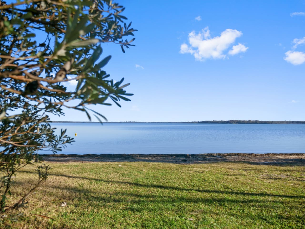 Blissful Lakefront Pool & Oasis - Lake Munmorah
