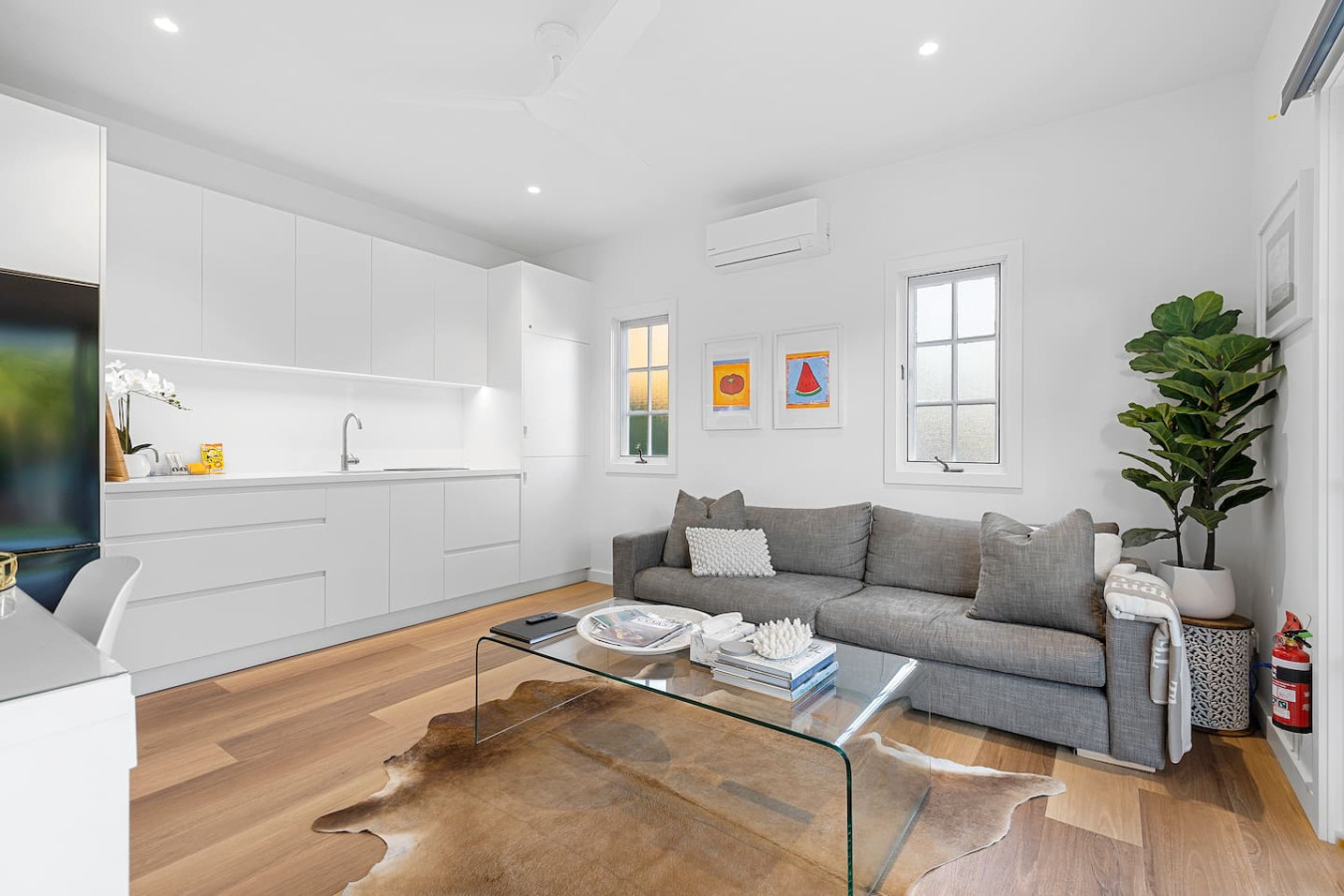 Our combined living room and kitchenette space, illuminated by natural light, is perfect for relaxation!