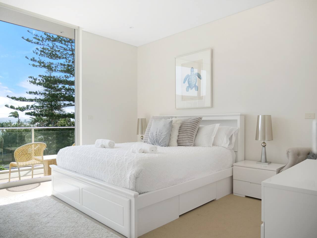 Dream among the trees. A peaceful retreat after a beach day. Perfect for rest. Book your stay now!