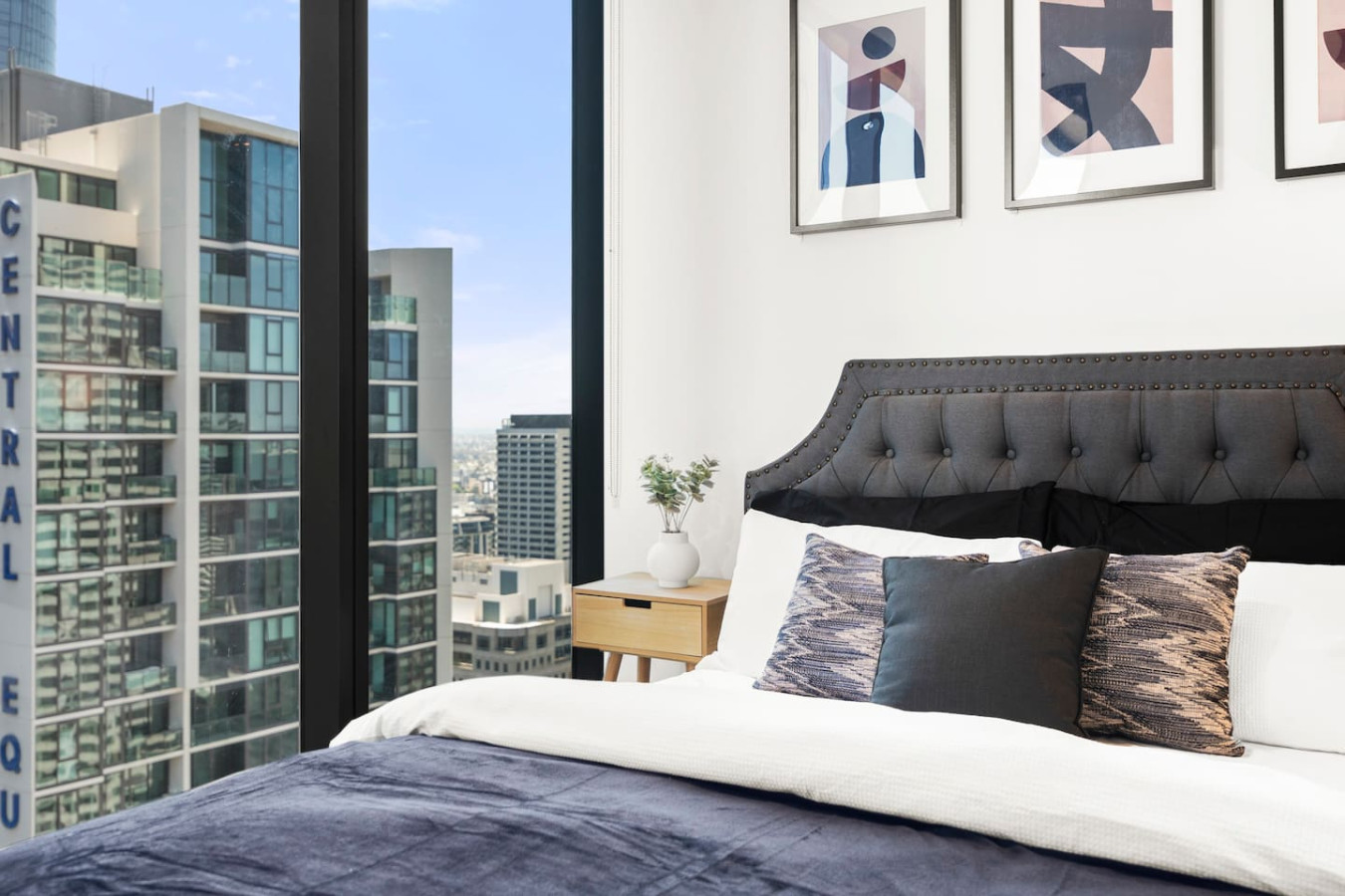 Cozy bedroom featuring a comfortable queen-sized bed.