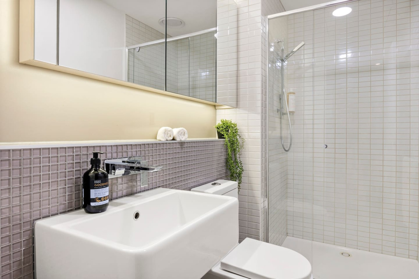 Complete your daily routine in style with this full bathroom equipped for comfort and functionality.